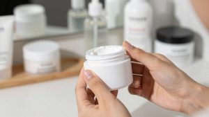 Best Moisturizer for Maskne: Protecting Skin Under Long Mask Shifts