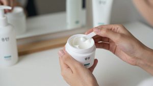 Best Moisturizer for Rosacea: How to Choose One That Does Not Sting