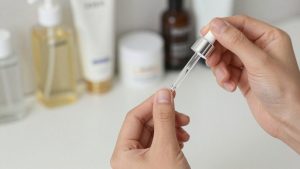 Best Serum for Neck Wrinkles: Retinoids, Peptides and Realistic Expectations