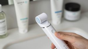 Electric Facial Cleansing Brush vs Manual Brush: Which Is Right for Your Home (2026)
