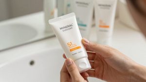 Mineral Sunscreen vs Chemical Sunscreen: Which Is Right for Your Home (2026)